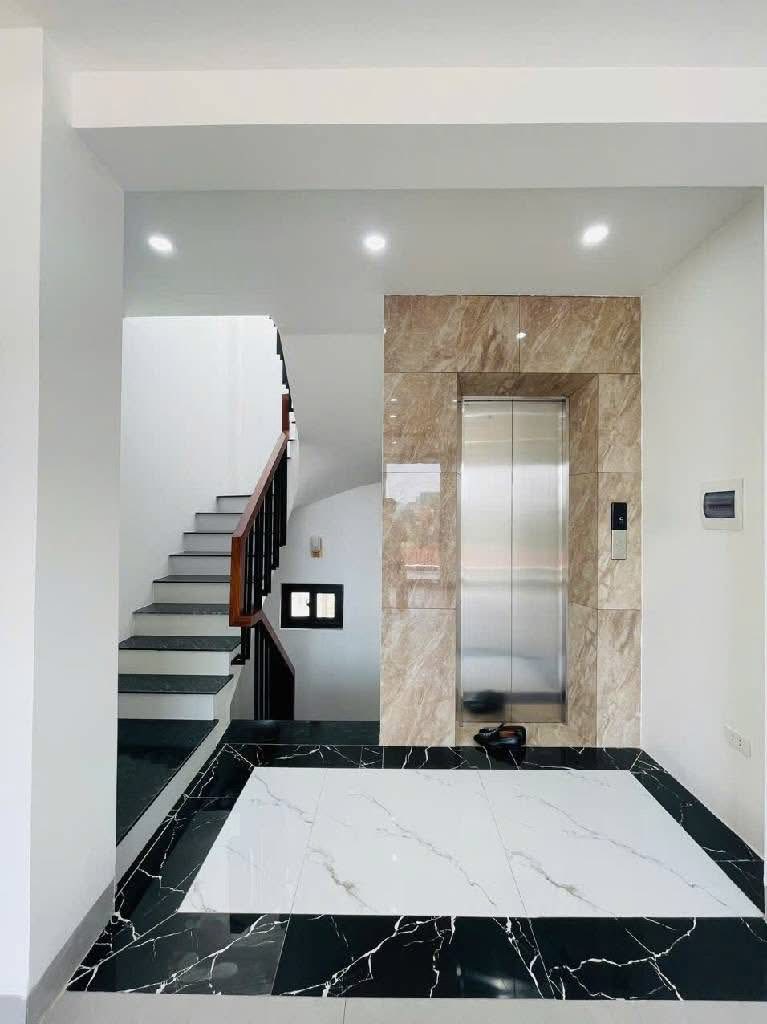 Nhà 6 tầng thang máy - ô tô đỗ cổng - vị trí đắc địa Võ Chí Công