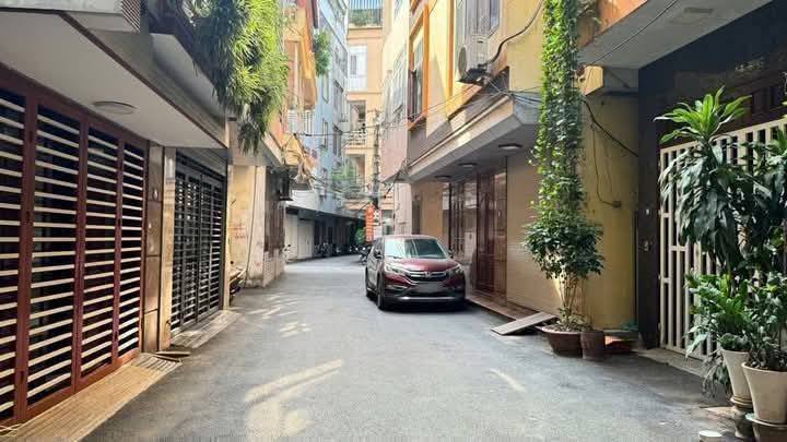 Nhà phân lô 55m² Hoàng Quốc Việt - Ô tô tránh, sổ vuông vắn