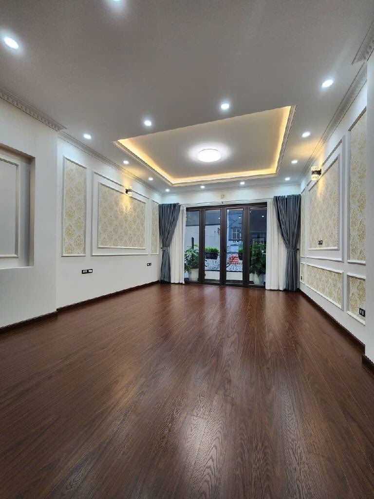 Nhà dân xây Xuân Thủy, 50m2, mặt tiền 4m, giá 15 tỷ, ô tô đỗ cửa