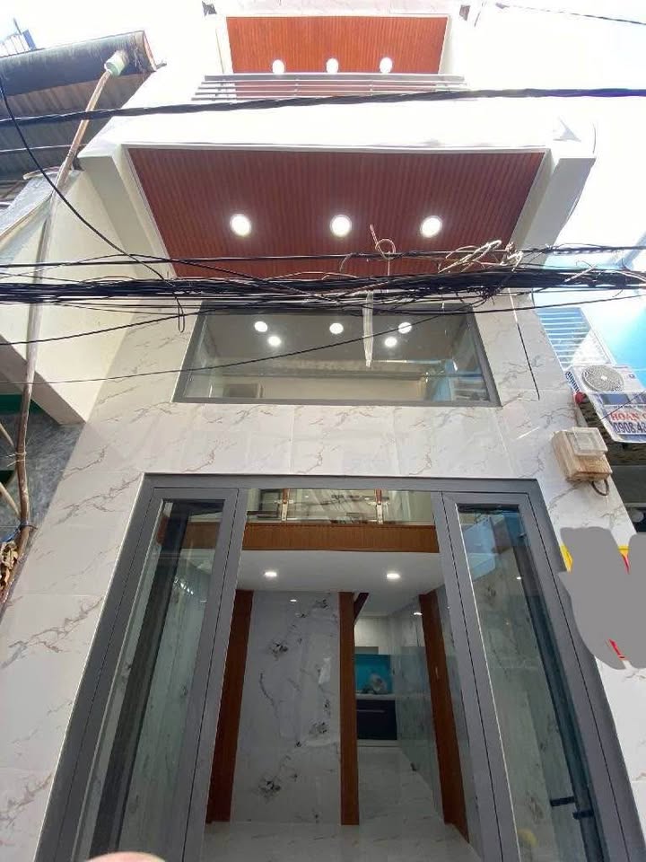 Nhà xinh Quận 11, 4 phòng ngủ ban công chill, gần Đầm Sen