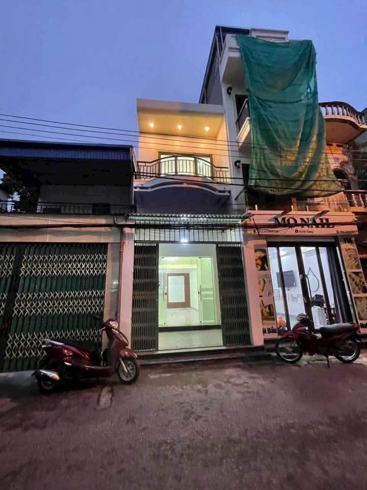 Nhà mặt đường Cù Chính Lan, trung tâm sầm uất, giá tốt