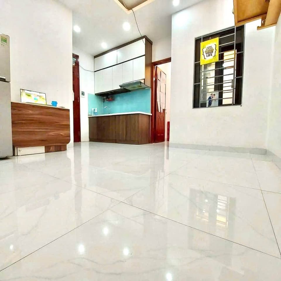 Nhà 2 tỷ ở ngay Hoàng Mai, ô tô đỗ cửa, 2 ngủ đủ đầy