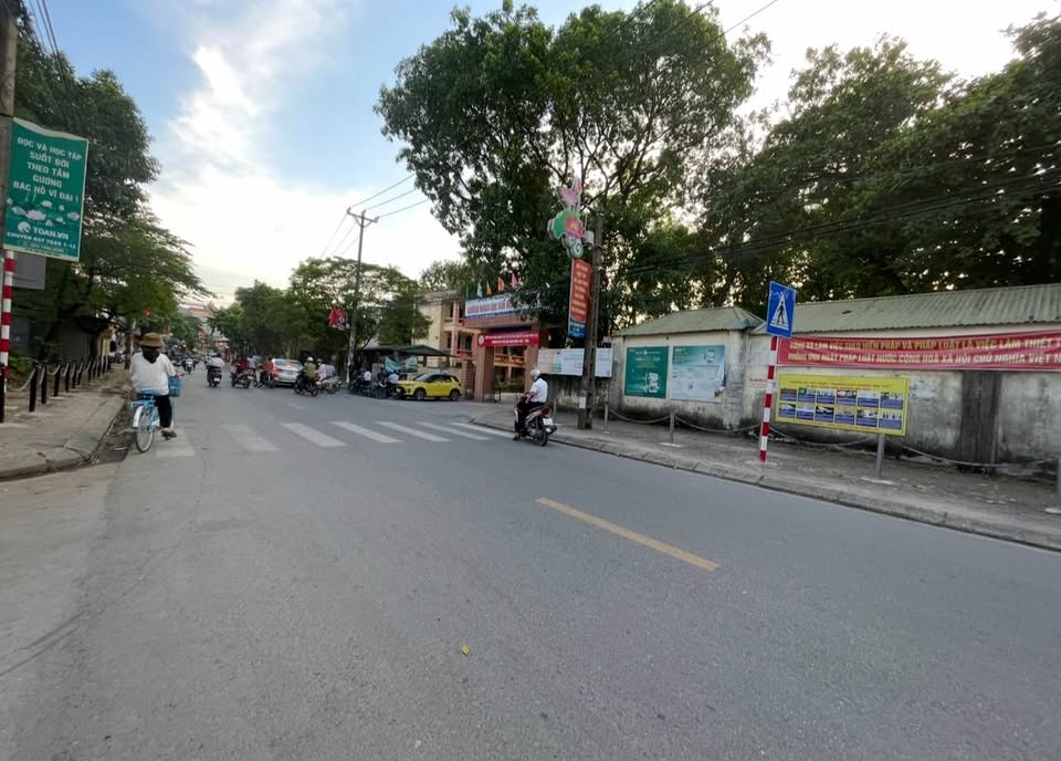 Nhà đẹp, đường thông ô tô tránh, vài bước chân tới trường học