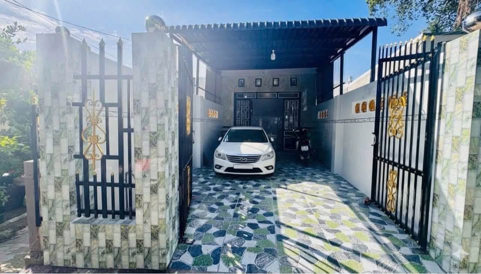 Nhà 1.68 tỷ đẹp như hoa hậu, đậu được xe hơi, sẵn sàng lên lầu ở Long Xuyên