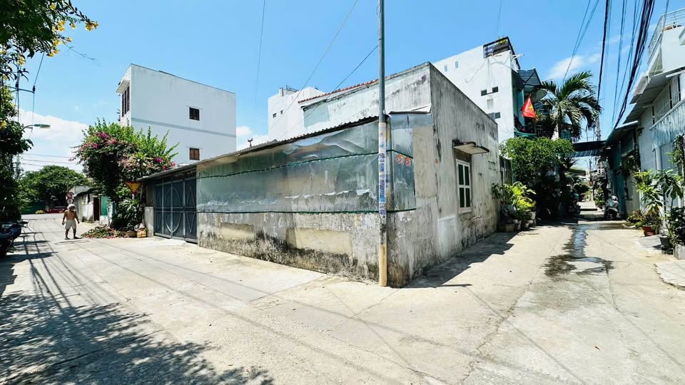 Nhà góc 2 mặt tiền, tặng nhà cấp 4, sổ hồng 104m2, chỉ 30m ra đường 23/10 Nha Trang