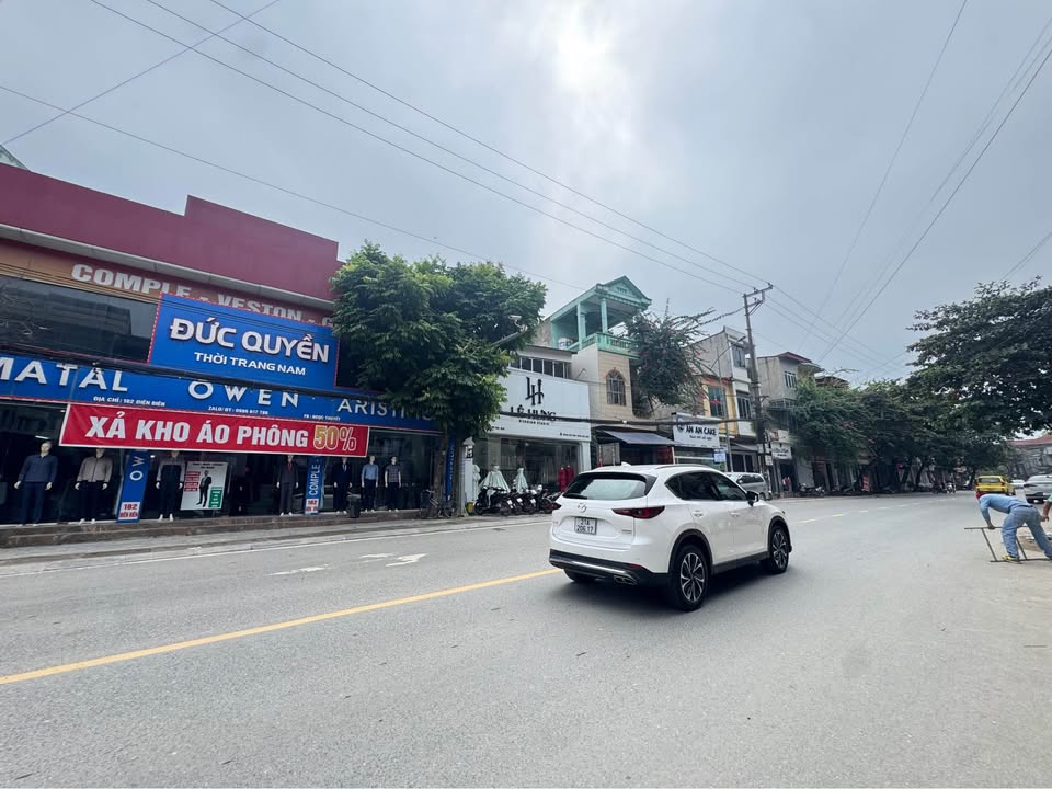 Bất động sản 3 tầng, 3 mặt thoáng tọa lạc ngay mặt đường Điện Biên sầm uất