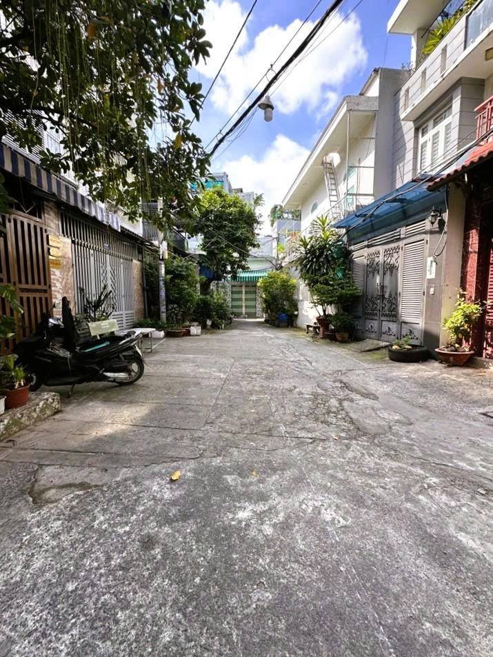 Bán nhà hẻm xe hơi 8m, 3 tầng, 4 ngủ, diện tích 90m2, khu vực Quang Trung, Gò Vấp