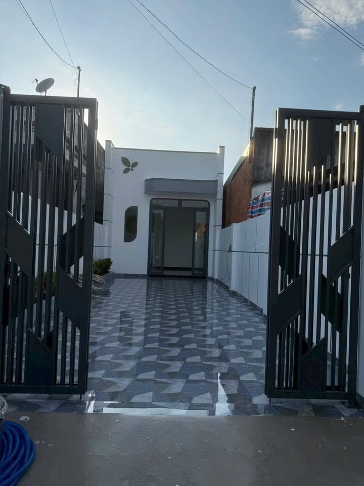 Nhà mới tinh tươm, 4,5m x 28,5m, 1 tỷ 050 triệu tại Tây Ninh