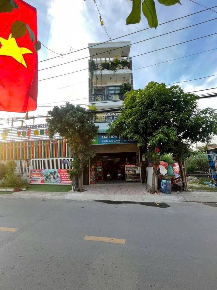 Nhà 2 lầu 1 sân thượng 5m x 24m, mặt tiền đường nhựa khu buôn bán sầm uất Hóc Môn