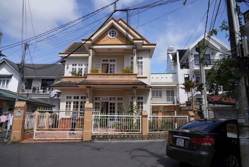 Biệt thự góc 2 mặt tiền Yersin, Đà Lạt, à đẹp, thoáng mát, giá hời