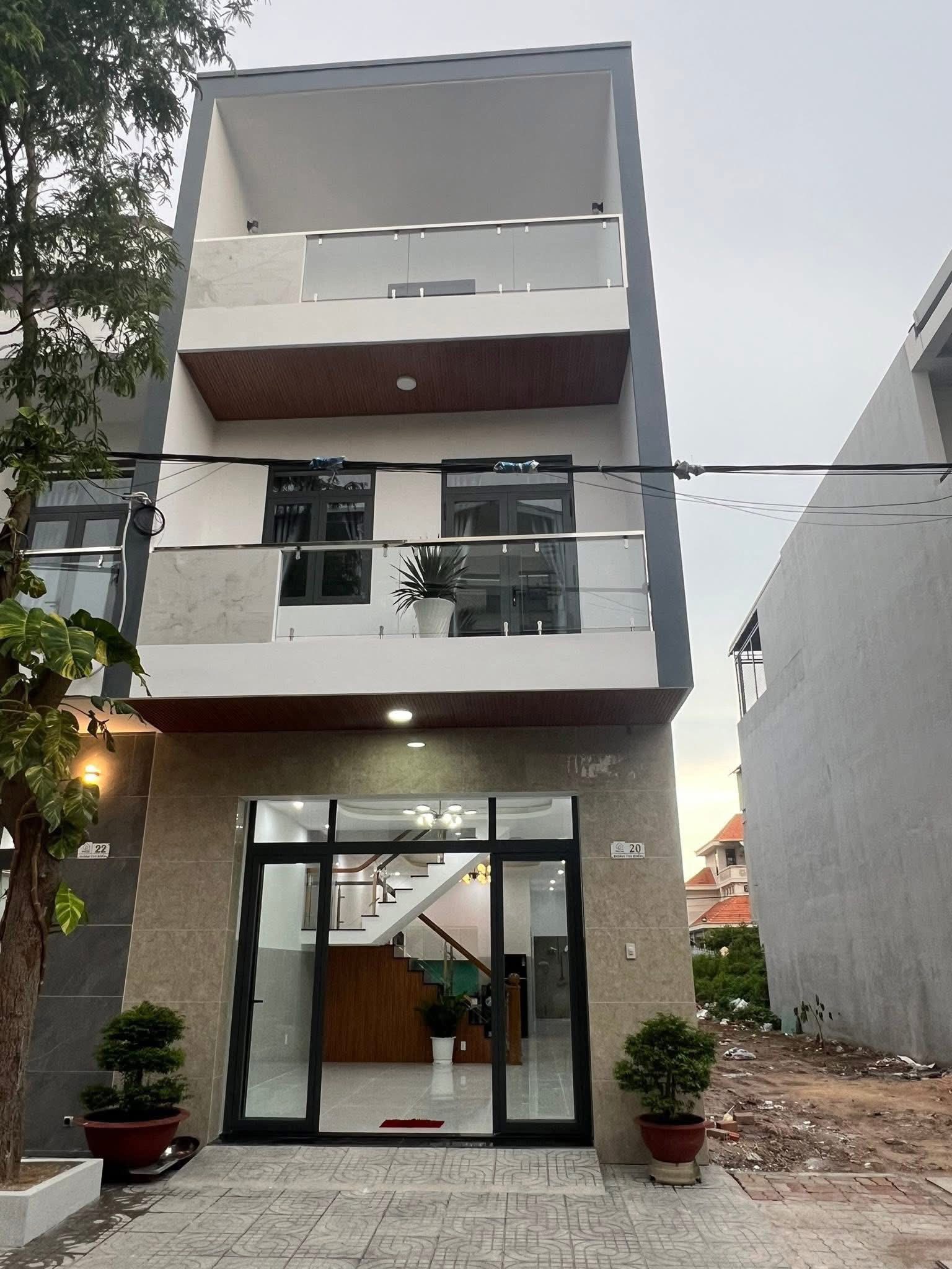 Nhà 1 trệt 2 lầu mặt tiền Đoàn Thị Điểm, trung tâm Bà Rịa - Sổ riêng 5.3 tỷ