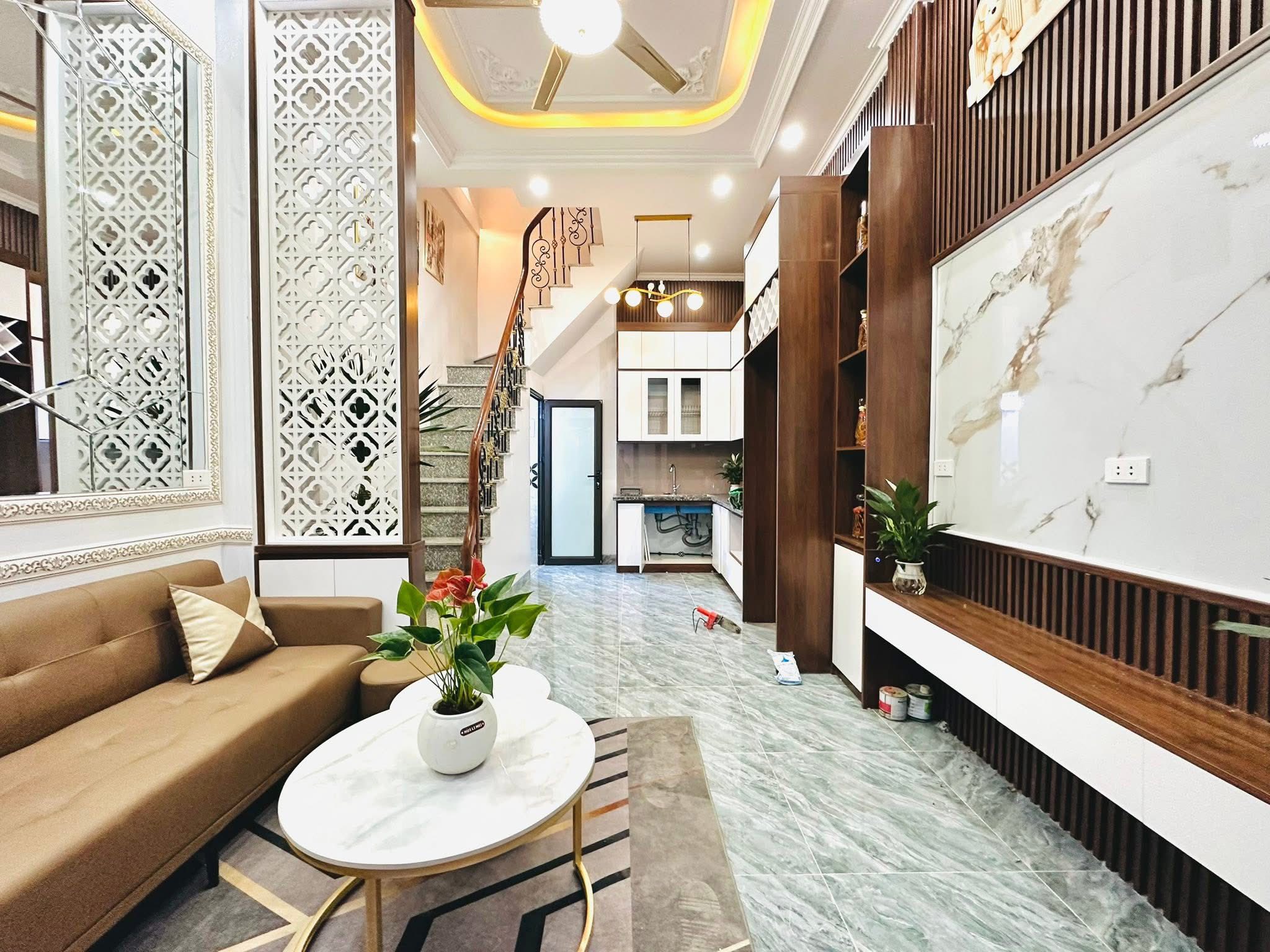 Nhà Vân Đồn - Hai Bà Trưng, 33m2, 5 tầng, ngõ nông gần phố, sổ đỏ vuông vắn