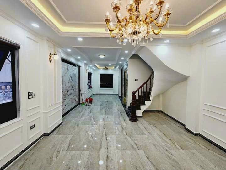 Nhà 7 tầng thang máy, lô góc Hoàng Quốc Việt - 19 tỷ, ở sướng kinh doanh ngon