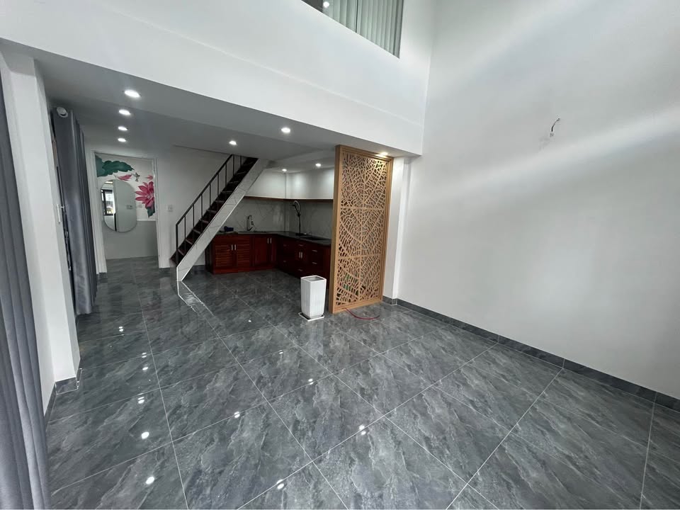 Nhà Tọa lạc tại trung tâm phố, căn nhà góc hai mặt tiền trên hẻm Trần Phú