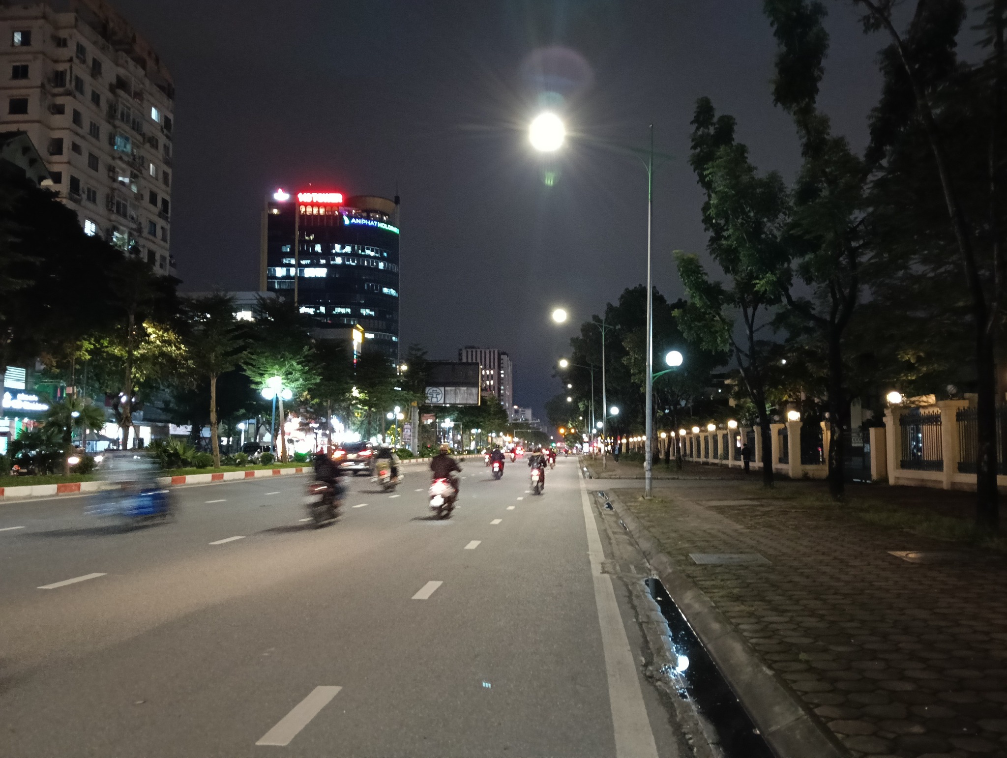 Nhà phân lô Nguyễn Văn Huyên - Ô tô vào nhà, sát công viên, giá yêu thương