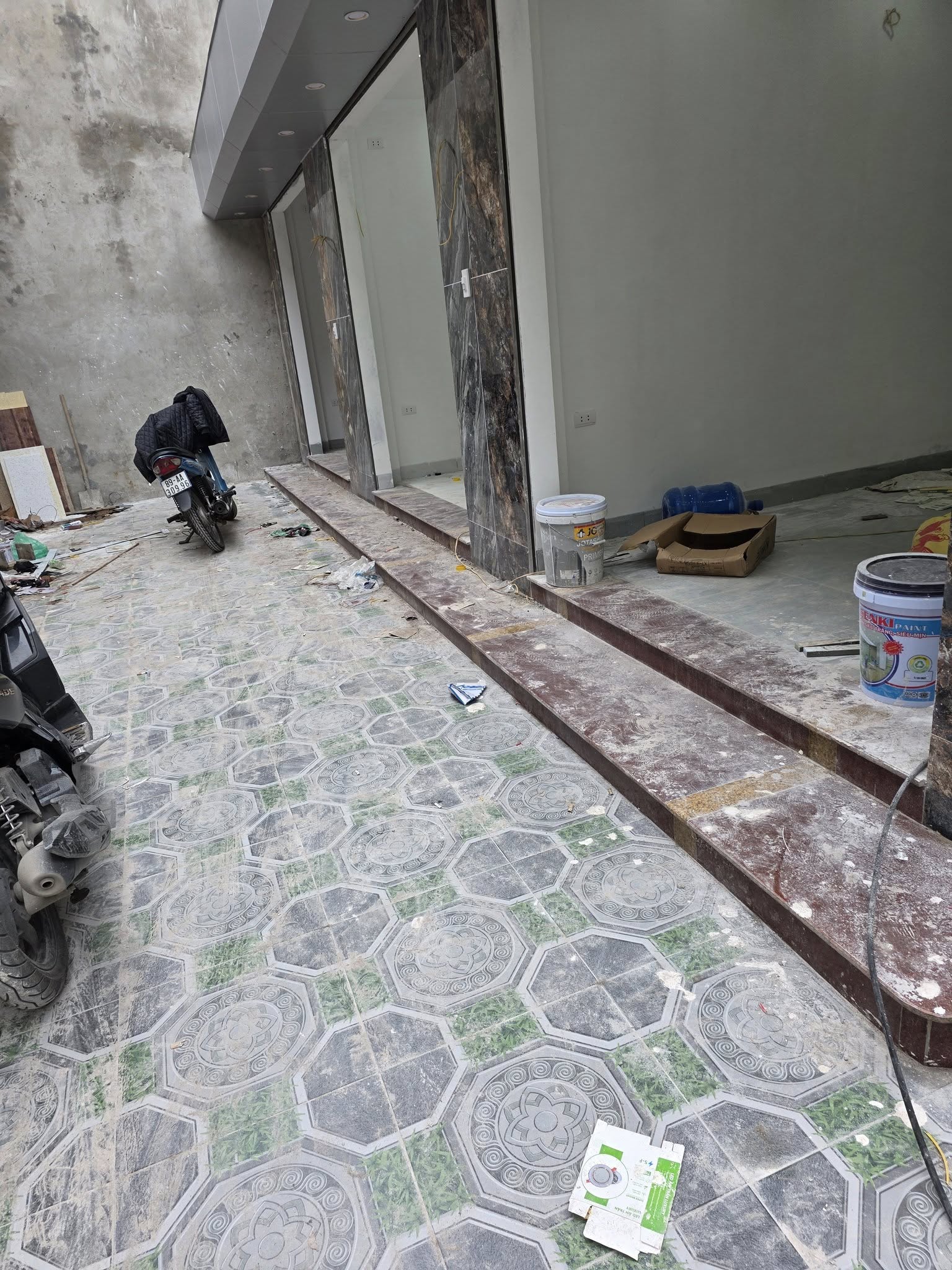 Tọa lạc tại Vĩnh Hưng, Hà Nội, ngôi nhà mới xây mang đến cảm giác thơm mát của sơn mới