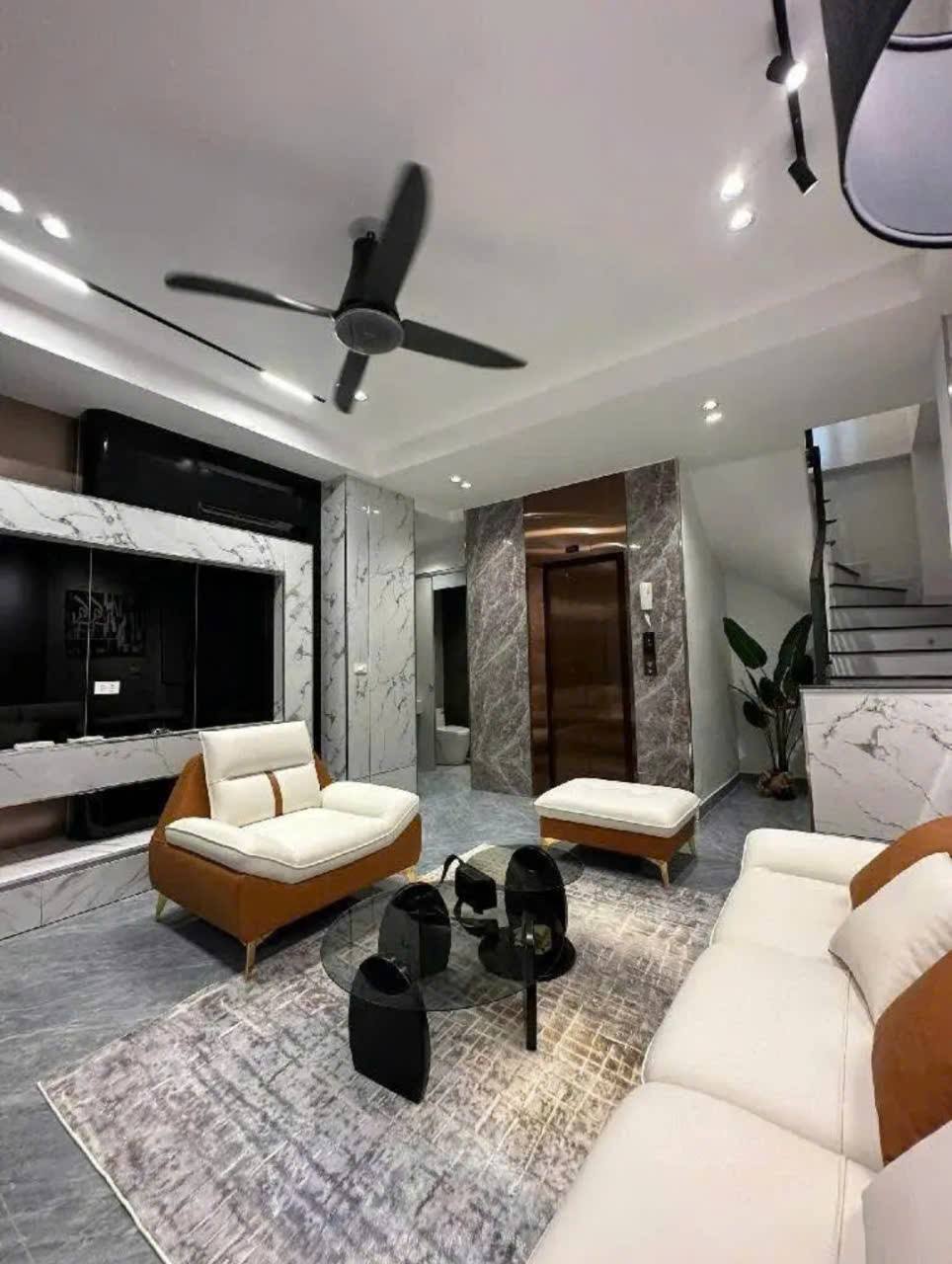 Nhà lô góc 6 tầng thang máy, 2 mặt thoáng sáng, ô tô đỗ cổng tại Tây Mỗ