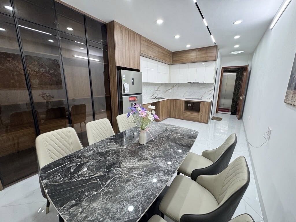 Bán nhà Xuân Thủy, Cầu Giấy, 7 tầng thang máy, mặt ngõ thông, tặng nội thất