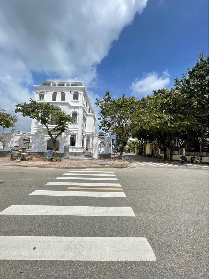 Biệt thự Bà Rịa, ất vàng 238m², sát trung tâm, giá 8,5 tỷ, sổ công ty, sang tên cái rẹt