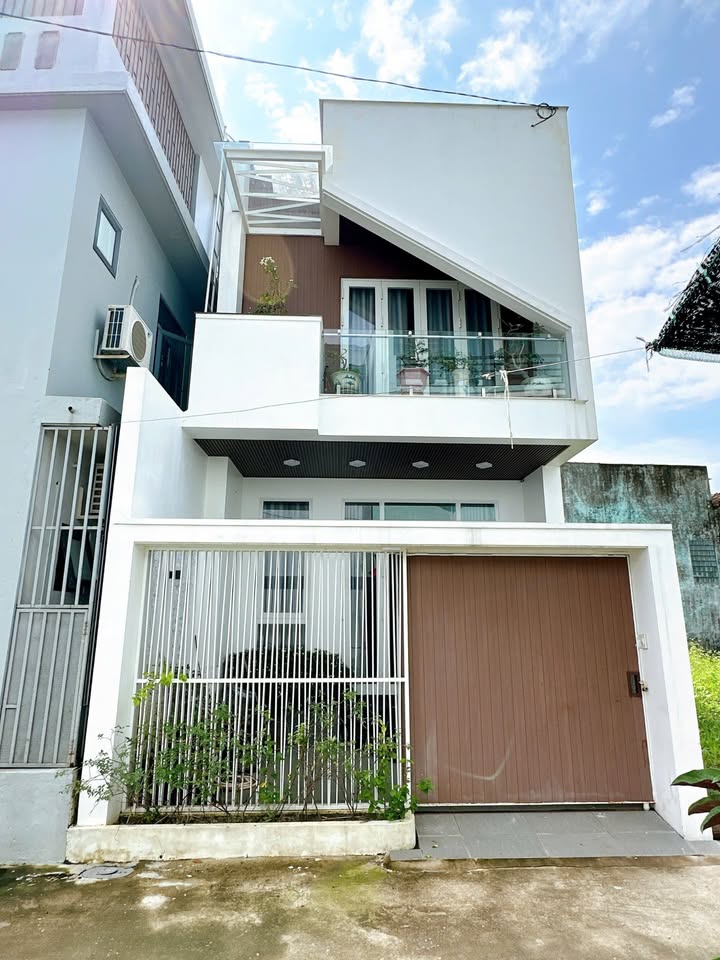 Nhà 2 tầng xinh xắn, 3 ngủ, 75.8m2, ngay trung tâm Huế, giá iu thương 2.99 tỷ