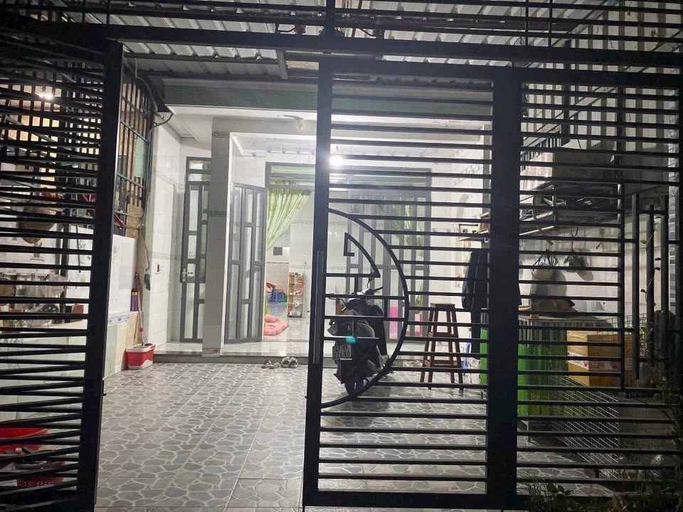 Nhà Phú Lợi, Bình Dương 102m² sổ đỏ, 3 phòng ngủ, sân xe hơi