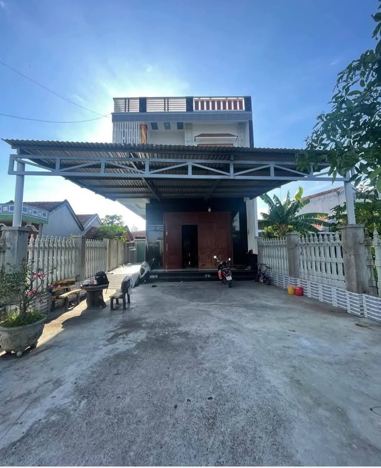 Nhà 2 mê kiên cố 316m2 thổ cư, 4 phòng ngủ, hướng đông nam, đường 2 ô tô tránh