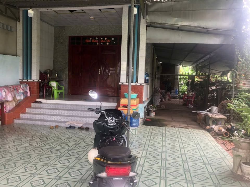 Chào bạn, ngôi nhà mặt tiền tuyệt vời này đang chờ bạn khám phá tại phường Phú Khương, thành phố Bến Tre