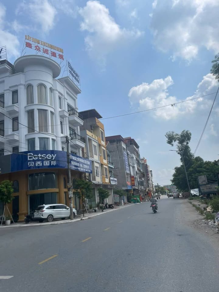 Bán lô góc 250m2, mặt tiền 15m, hướng Tây Nam, gần Quốc lộ 18