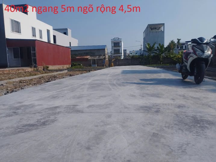 Lô đất có diện tích 40m2, mặt tiền rộng 5m, tọa lạc tại đường Hải Thành 2