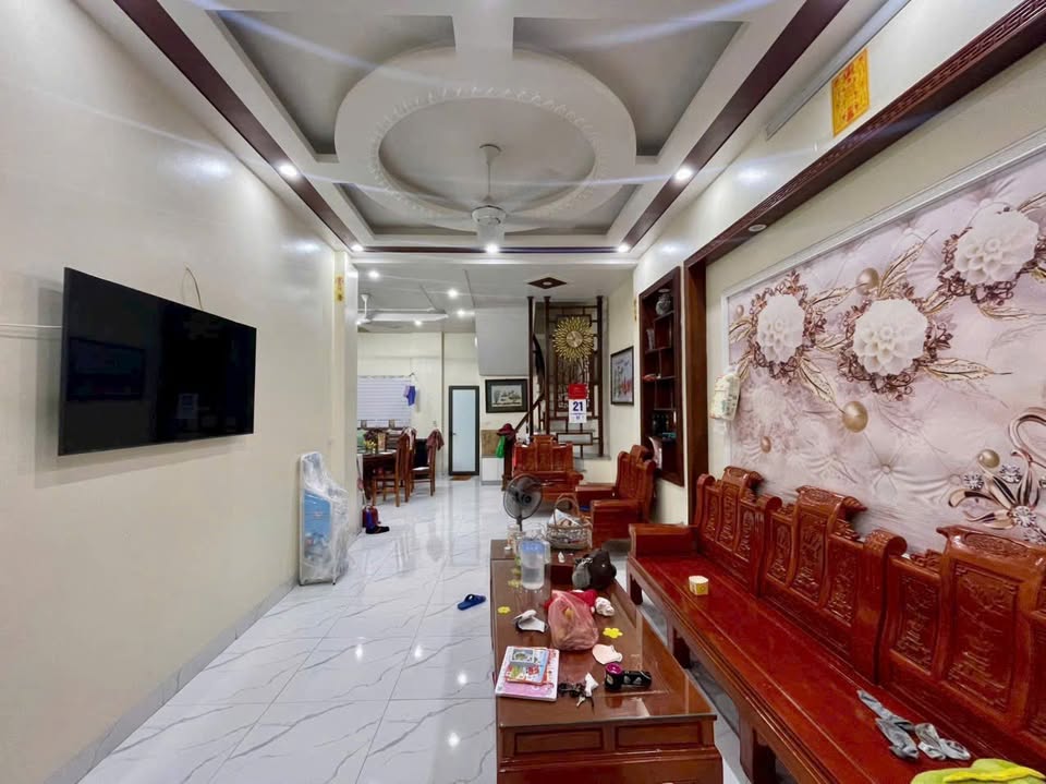 Nhà 3 tầng hướng Đông Nam, đất nở hậu vuông vắn, giá hời 2.3 tỷ