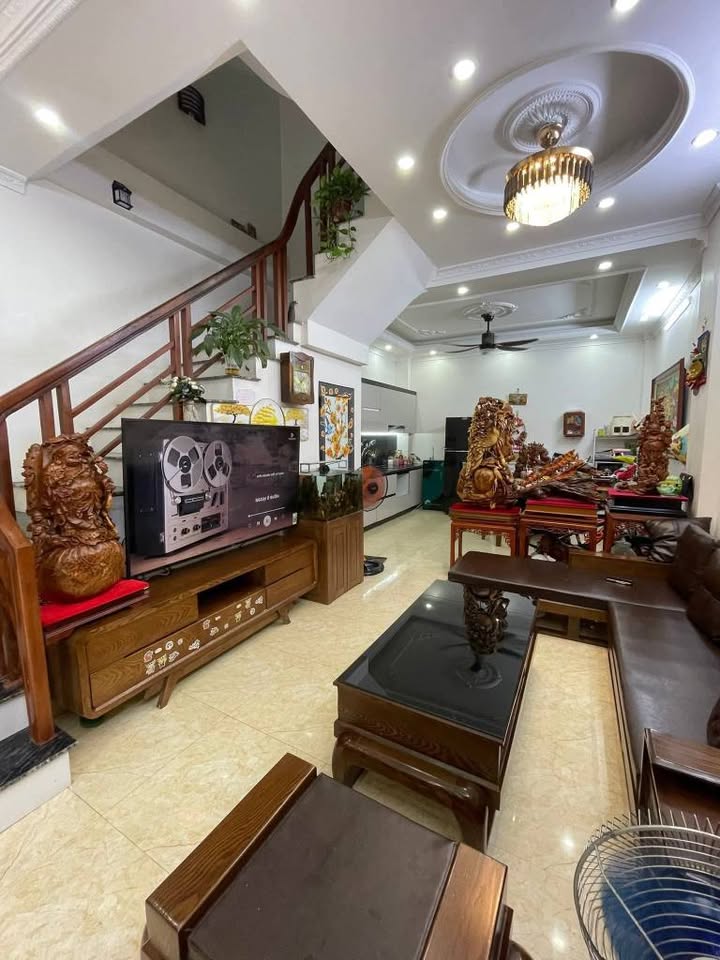 Nhà 3 tầng sân cổng, ô tô đậu cửa, 57m2 Giải Phóng - Hồ An Trạch, nhỉnh 2 tỷ