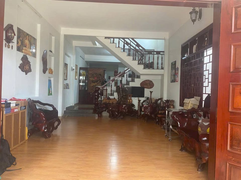 Nhà 3 tầng cổ Kính tọa lạc tại vị trí đắc địa