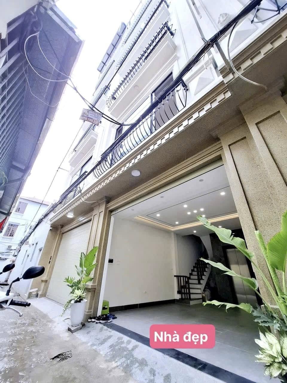 Sống xanh giữa lòng phố trạm, ngôi nhà 6 tầng đầy nắng gió