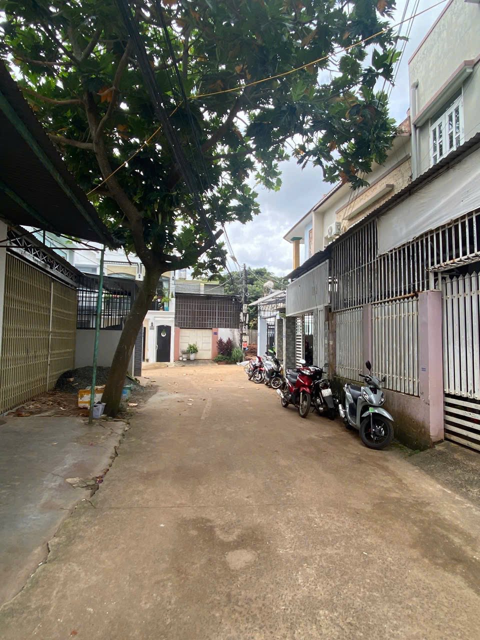 Nhà 3 tầng nở hậu, hẻm 2 ô tô tránh, gần Làng Cà Phê Trung Nguyên