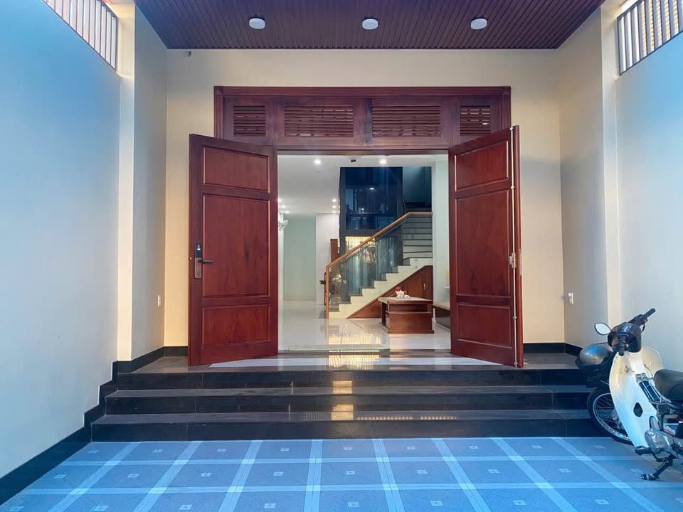 Nhà 4 lầu 1 trệt Vũng Tàu, 452m2 sàn, gần biển Bãi Sau