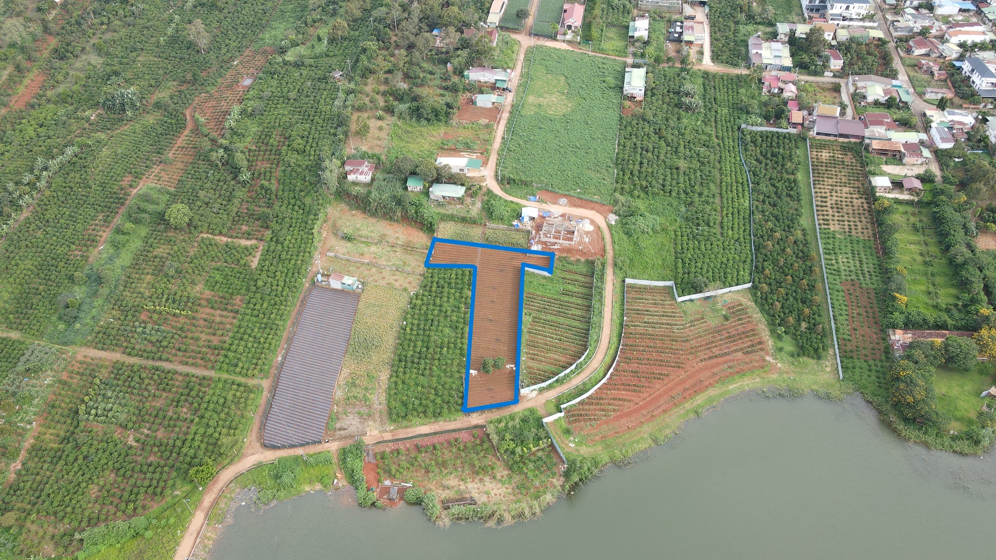 Bán đất thổ cư view hồ Đông, Di Linh, 2100m2, mặt tiền 21.5m, thích hợp làm homestay, biệt thự nghỉ dưỡng