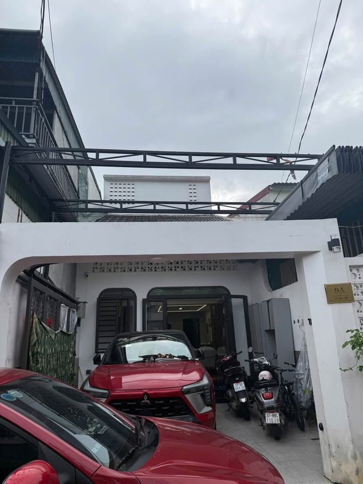 Chào mừng quý vị đến với siêu phẩm nhà 2 tầng tọa lạc ngay mặt đường Xuân Diệu