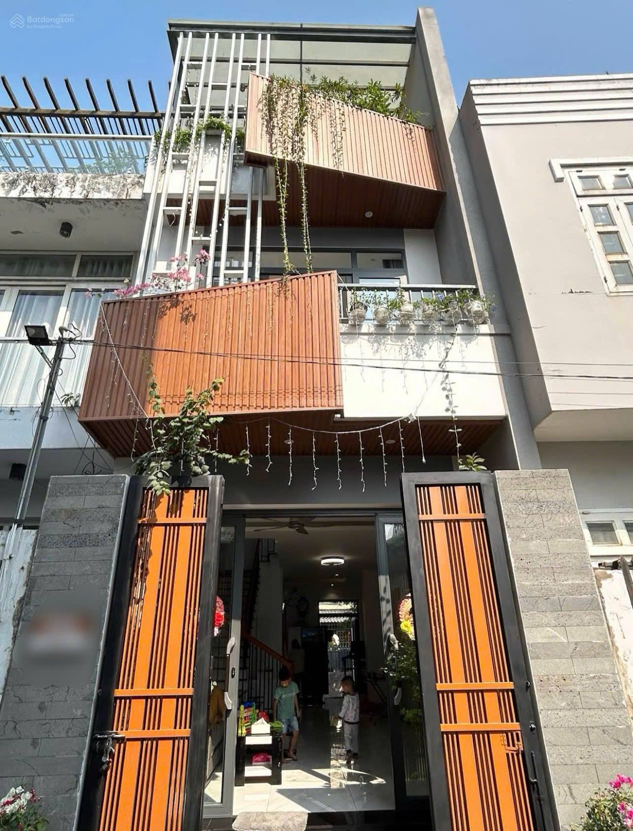 Nhà 2 mặt tiền, 4 tầng, 4 phòng ngủ, gần trung tâm Trường Thọ, Thủ Đức