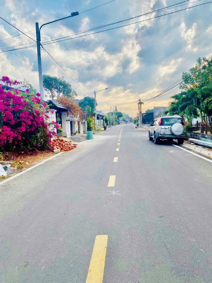 Bán gấp đất biển Lộc An, mặt tiền đường nhựa, 100m2 thổ cư, giá siêu hấp dẫn