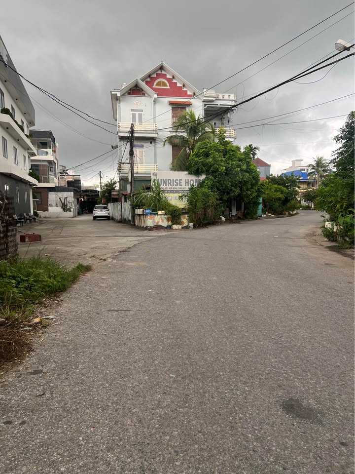 Lô đất mặt đường Lương Quán, ngay kế chợ, sở hữu vị trí đắc địa với mặt tiền rộng 5m