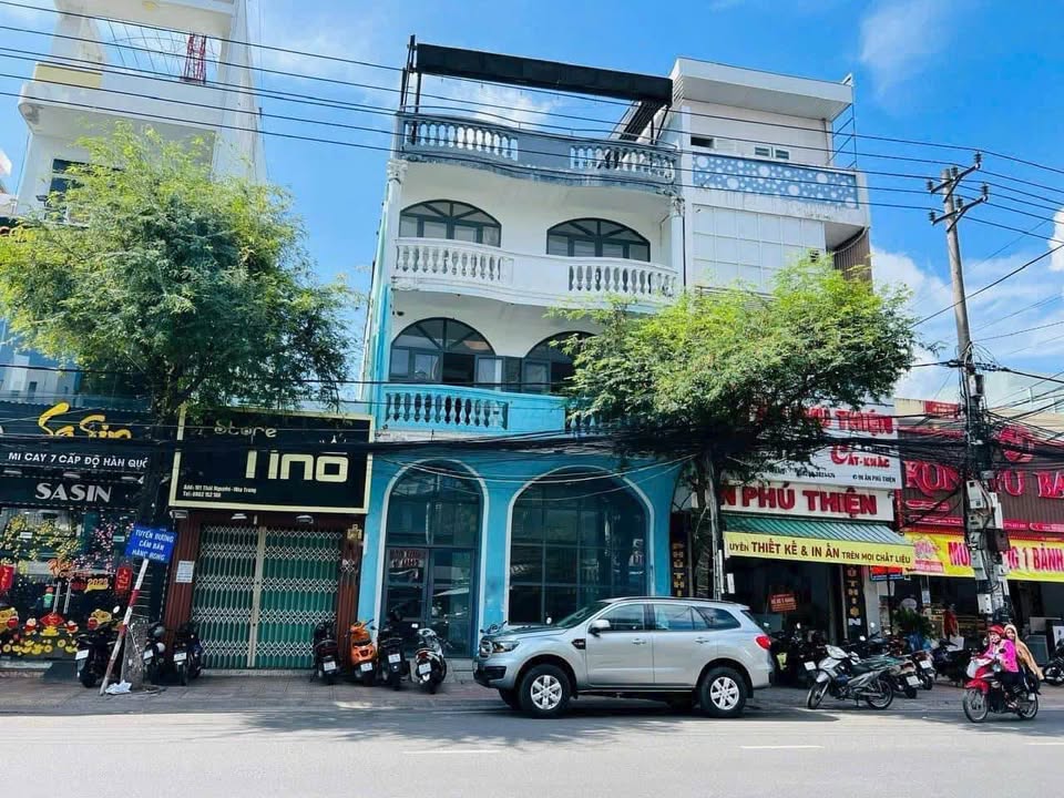 Nhà mặt tiền đường Thái Nguyên, trung tâm Nha Trang, gần biển, đang cho thuê 60 triệu/tháng