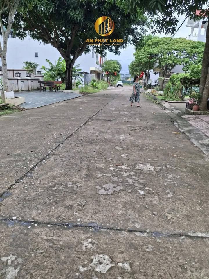 Bán nhà 2 tầng 92,5m2 mặt tiền 5m, hướng Đông Nam, đường 8m có vỉa hè tại Phố Khánh Bình, Tam Điệp, Ninh Bình