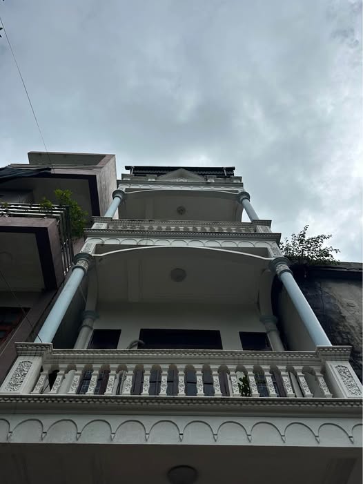 Nhà 3.5 tầng mặt đường Lê Hồng Phong, lô góc 3 mặt thoáng, giá hấp dẫn