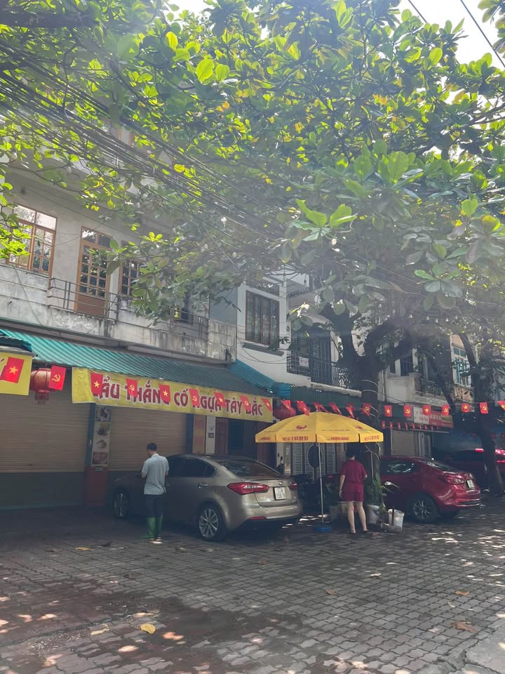 Nhà mặt đường Hòa Bình, 178m2 sổ đỏ, chia đôi bán luôn