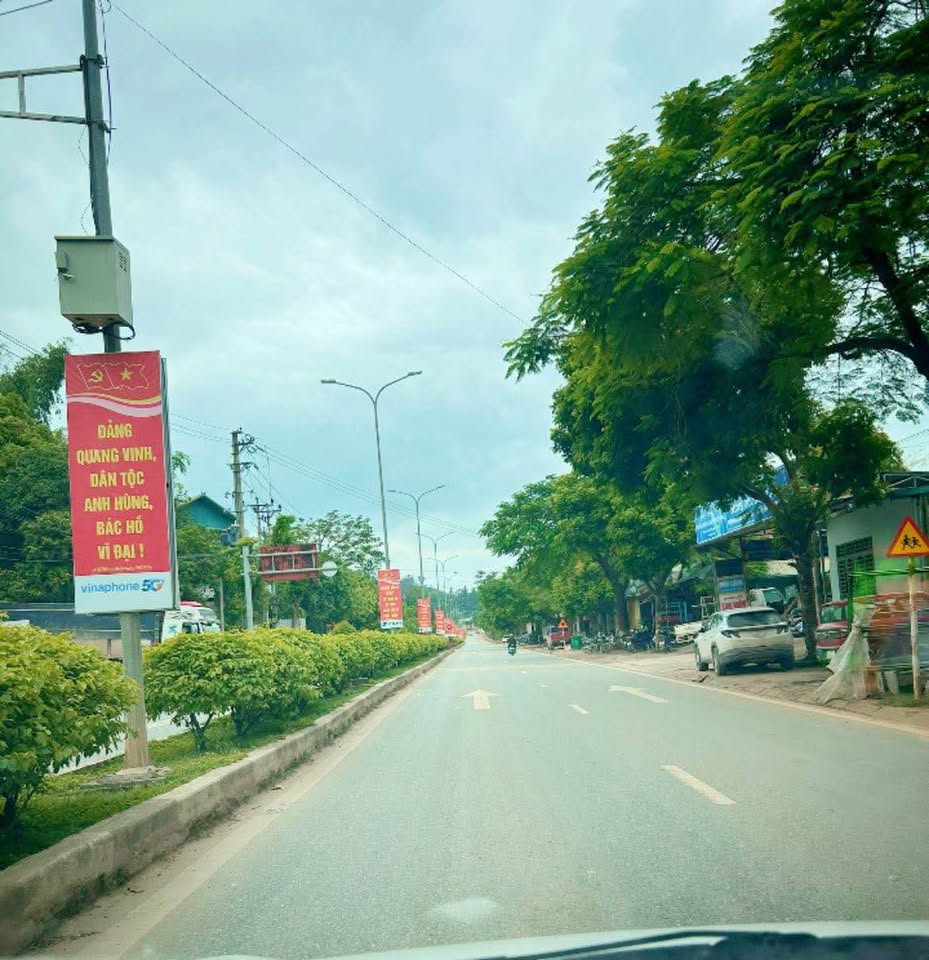 Bán nhà 4 tầng mặt đường Quốc lộ, 2 mặt tiền tại Ngã tư Nà Cáp, Sông Hiến