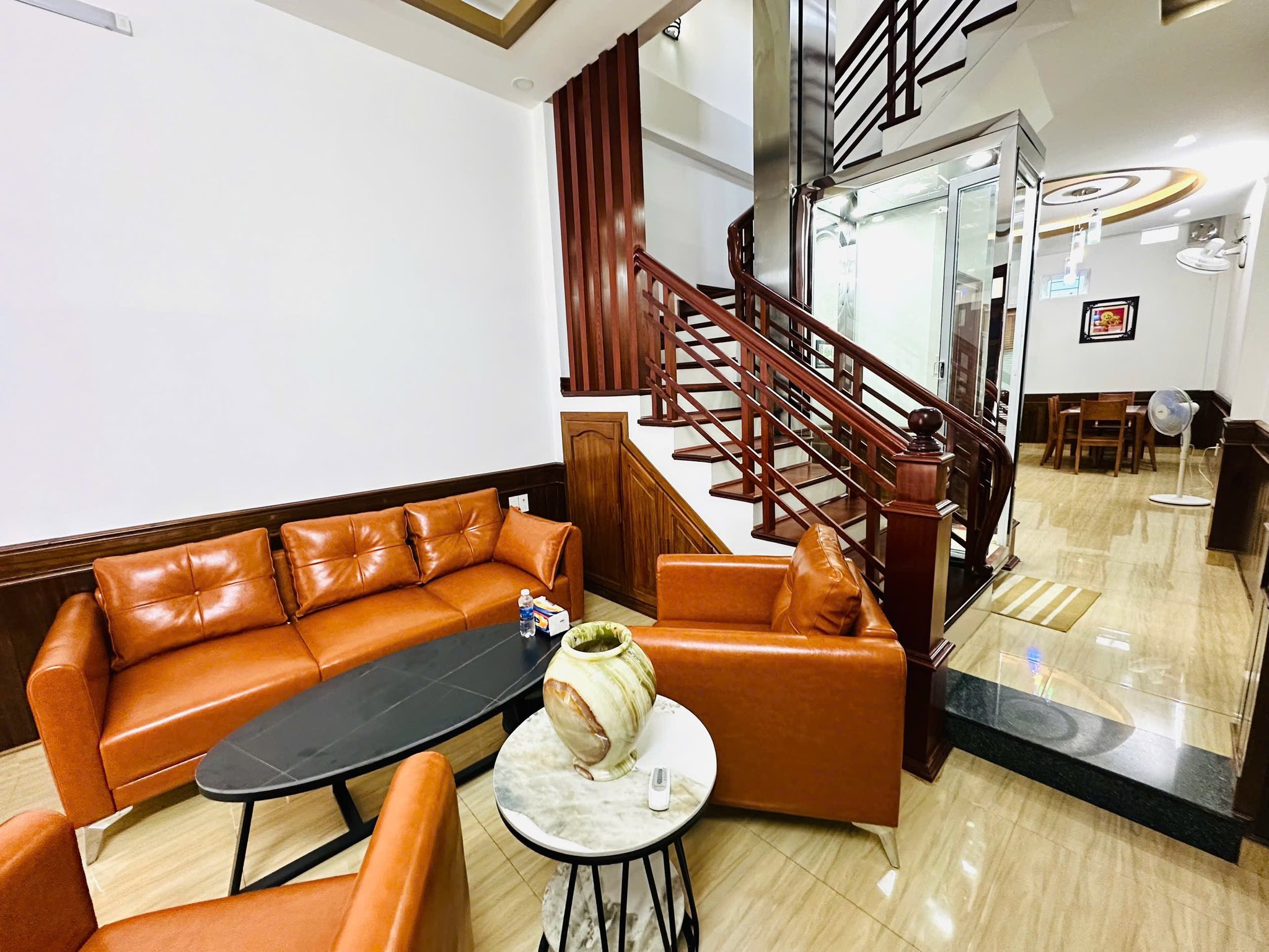 Nhà 4 tầng thang máy, full nội thất gỗ xịn mặt tiền Châu Văn Liêm - Nha Trang