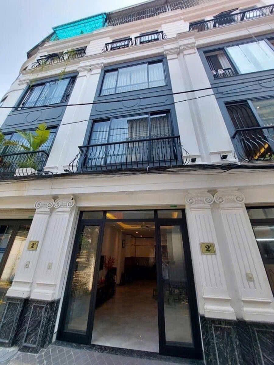 Nhà 5 tầng phân lô Ngọc Thụy, tô 7 chỗ lọt lòng