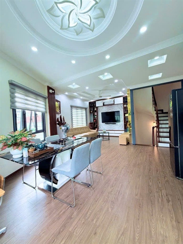 Nhà góc cực xịn sát BigC Long Biên ô tô tránh, 5 tầng đẹp lung linh