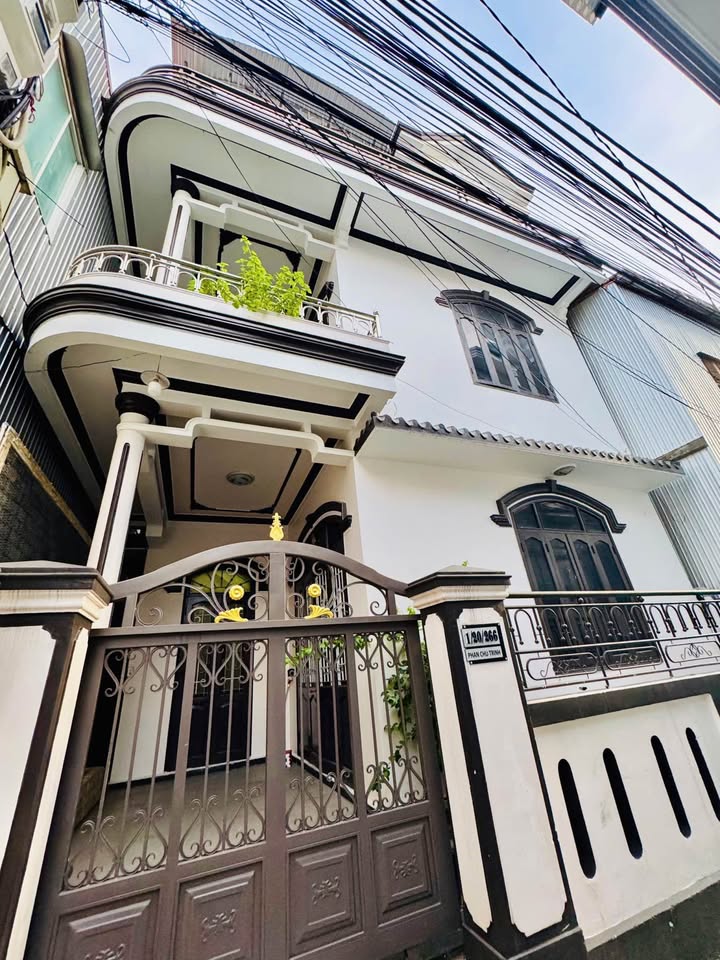 Siêu phẩm nhà 3 tầng kiệt ô tô đường Phan Chu Trinh, trung tâm thành phố Huế