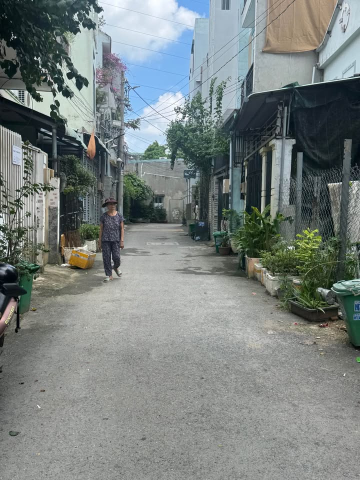 Nhà phố 2 tầng kiên cố, tọa lạc tại đường Kha Vạn Cân, Phường Hiệp Bình Chánh